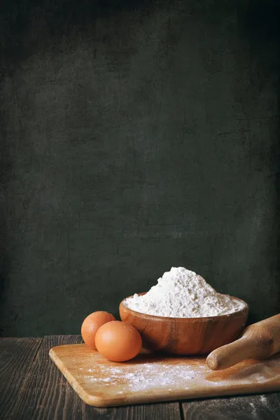 Flour and eggs on a blackboard background. copy space — Stock Photo, Image