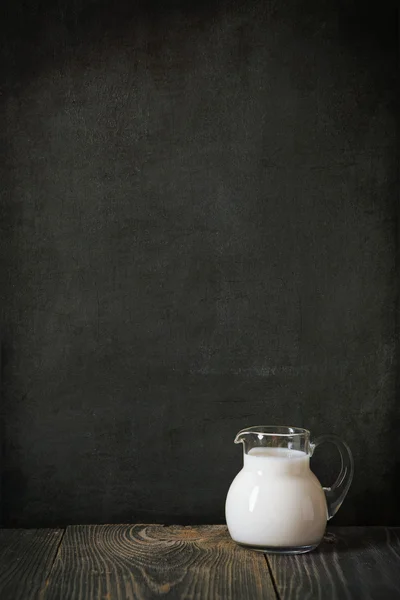 Кувшин молока на доске для текста — стоковое фото