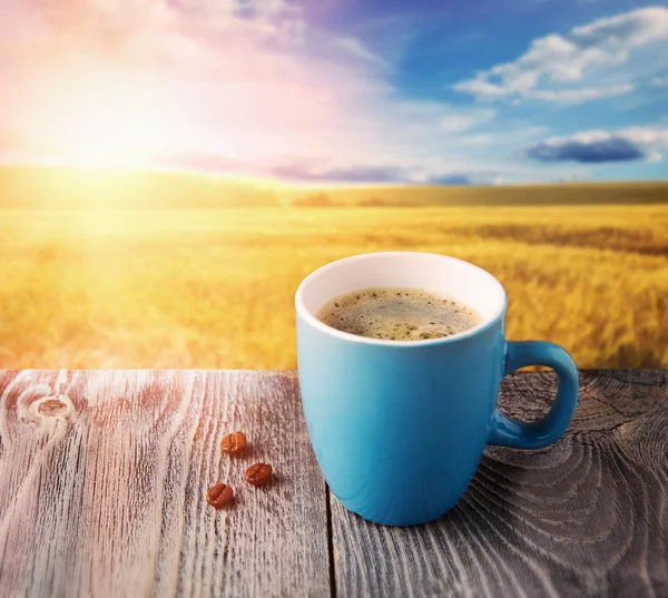 Xícara de café da manhã ao nascer do sol — Fotografia de Stock