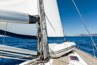 Sakin hava onun yelken gidiş yelkenli yat