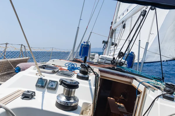 Yacht a vela veloce su vele piene — Foto Stock