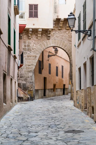 Arched narrow street in old mediterranean town — Stock Photo, Image