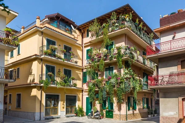 Traditional Sicilian houses decorated by flowers — Stock Photo, Image