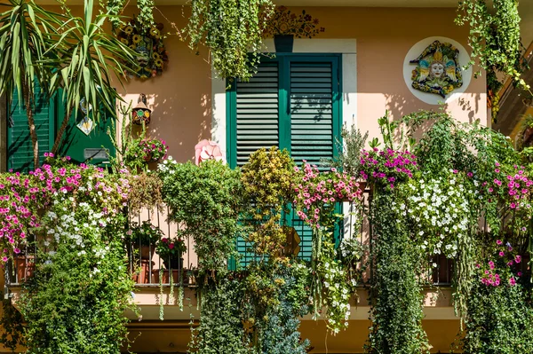 Traditional Italian house decorated by flowers — Stock Photo, Image