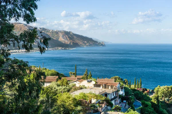 Taormina, Sicilia, Maravillosa vista de la playa . — Foto de Stock