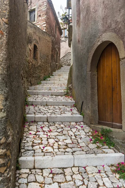 Calle estrecha del casco antiguo de Forsa d 'Agro. Sicilia, Italia —  Fotos de Stock