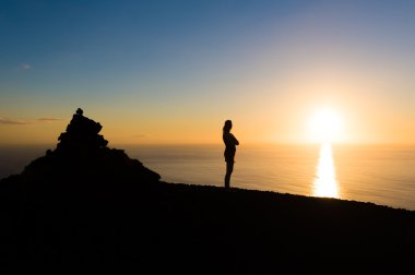la palma Adası ile kadınların silhoette gün batımında romantik akşam.