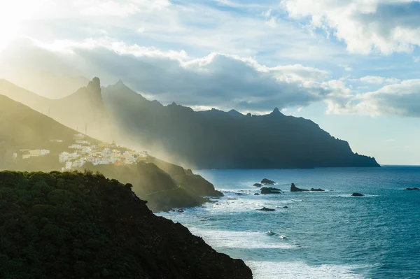 Montanha aldeia ao pôr-do-sol última luz dourada — Fotografia de Stock