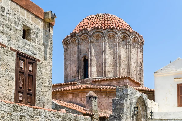 Antigua torre en el casco antiguo de Rodas — Foto de Stock