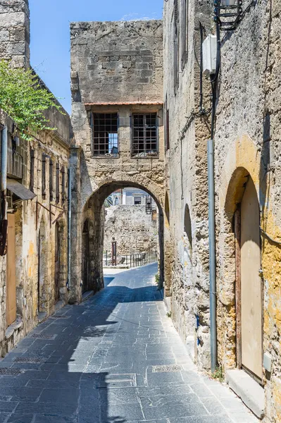 Obloukový úzká ulice ve starém městě Rhodu — Stock fotografie