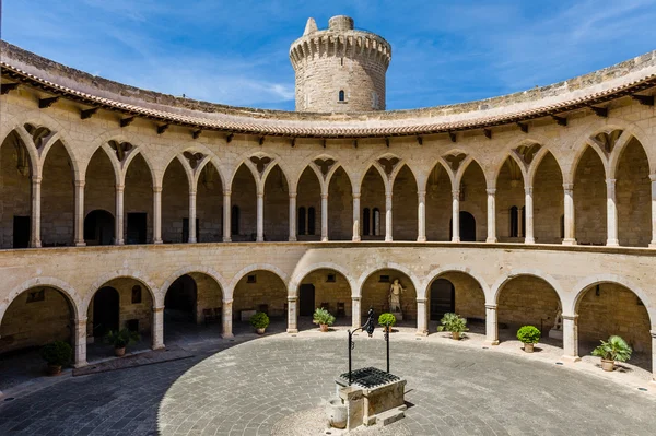 Wewnętrznego dziedzińca zamku Bellver — Zdjęcie stockowe