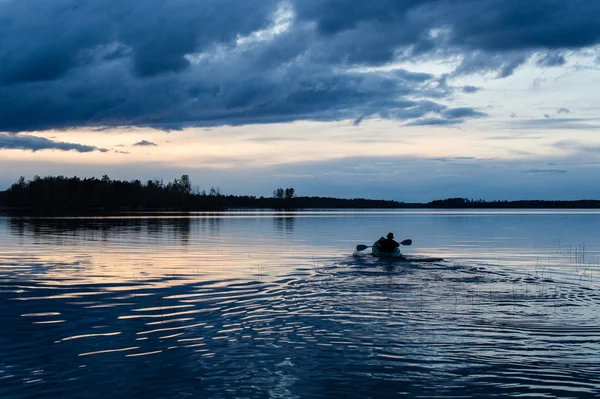 Sunset kayaking at lake — Stock Photo, Image