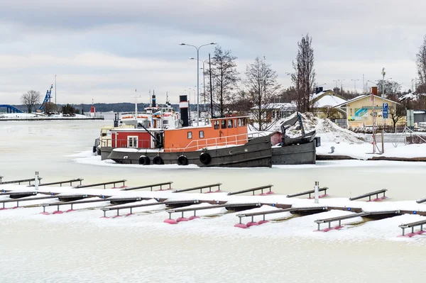 Zmrazené plavidel na řece. Helsinky, Finsko — Stock fotografie