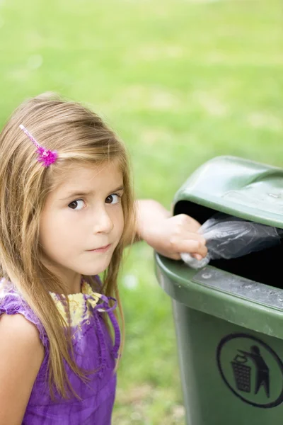 Criança participa na reciclagem — Fotografia de Stock
