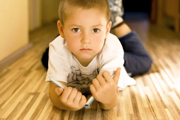 Child reading book — Stock Photo, Image