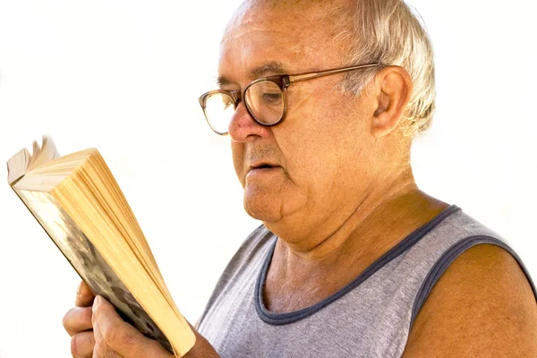 Starý muž čte knihu — Stock fotografie