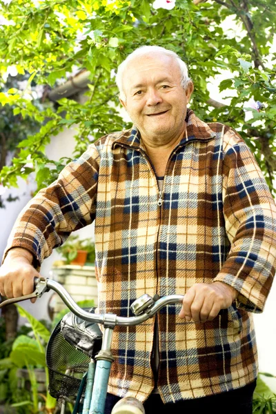 Stary człowiek jazda rowerem — Zdjęcie stockowe