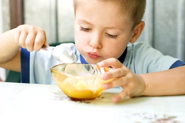 मुलगा आईस्क्रीम खातो — स्टॉक फोटो, इमेज