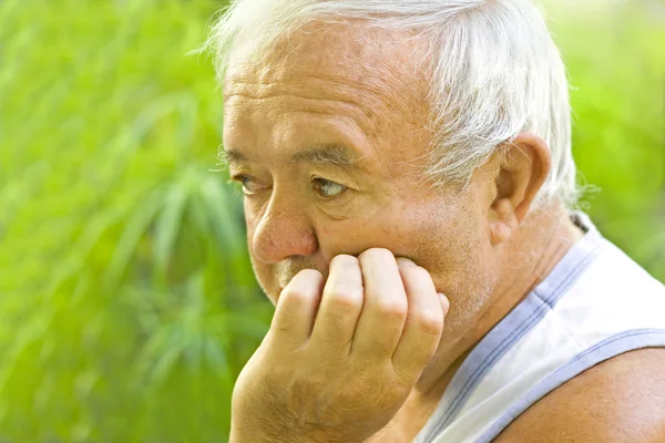 Einsamer und trauriger alter Mann — Stockfoto