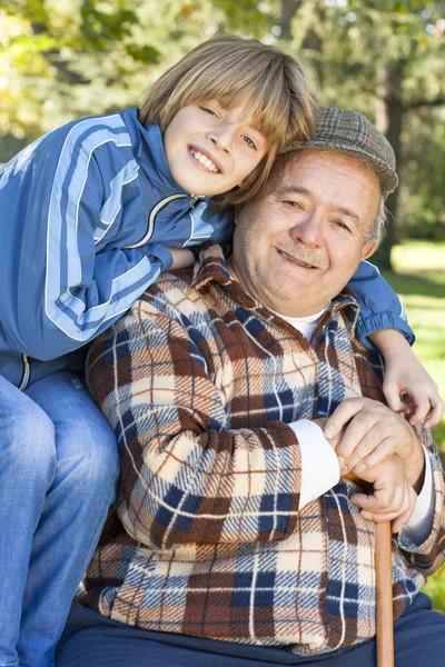 Szczęśliwy i wesoły dziadek i wnuczek — Zdjęcie stockowe