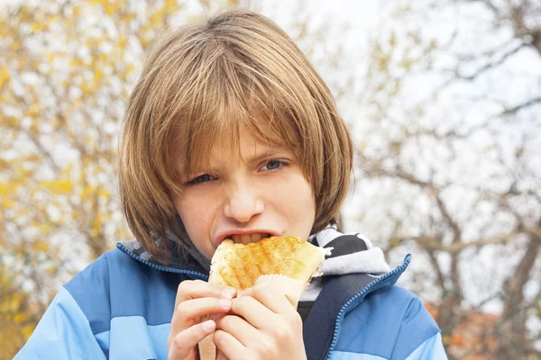 Dziecko jedzenie kanapka — Zdjęcie stockowe