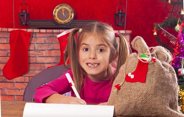 Bambino felice scrive lettera a Babbo Natale — Foto Stock