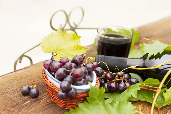 Uvas frescas y botellas de vino —  Fotos de Stock