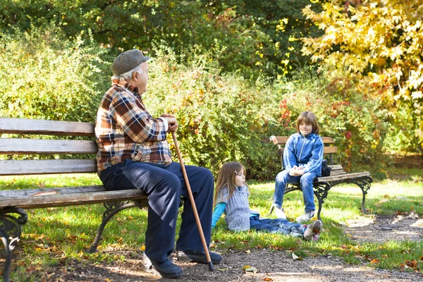 Feliz abuelo con nietos —  Fotos de Stock