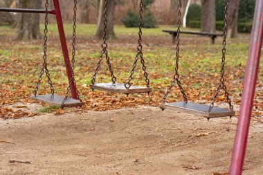 Bahçesi ve salıncaklar