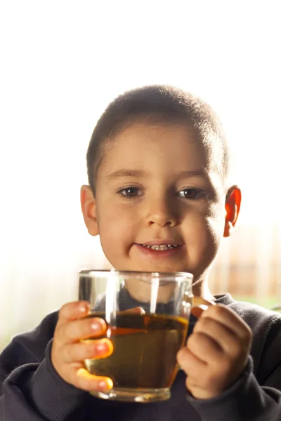 Bambino che beve tè — Foto Stock