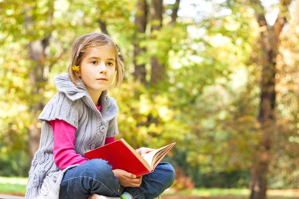 Child learns in the nature — Stock Photo, Image