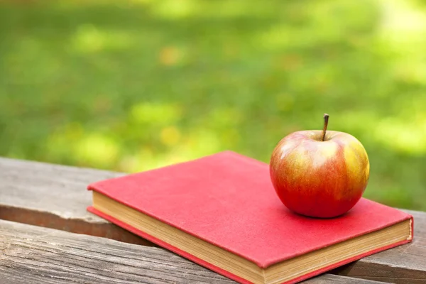 Manzana y libros —  Fotos de Stock