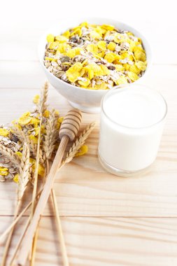 süt ile sağlıklı bir kahvaltı