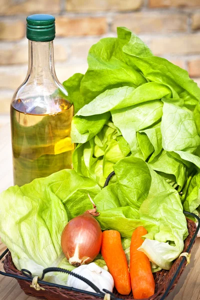 Färska grönsaker och sallad — Stockfoto