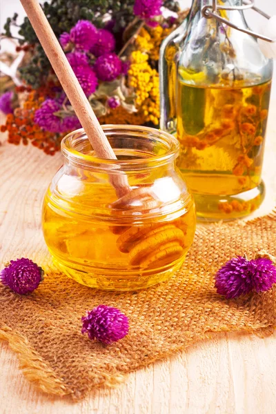 Fresh honey and herbs — Stock Photo, Image