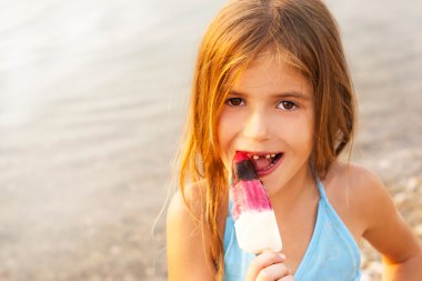 Dondurma yiyen çocuk.