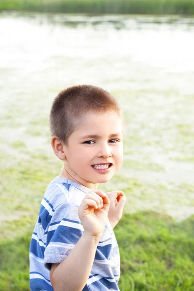 Aangenaam verrast kleine jongen — Stockfoto