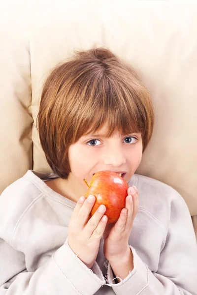 Kind eten apple — Stockfoto