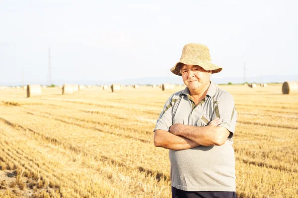 Granjero feliz en los campos —  Fotos de Stock