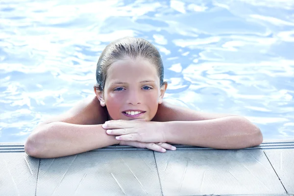 Kind leert om te zwemmen — Stockfoto