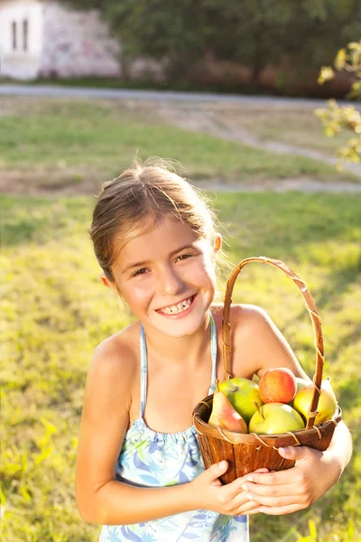 Niño con frutas — Foto de Stock