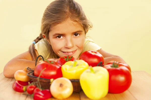 Niño con verduras — Foto de Stock