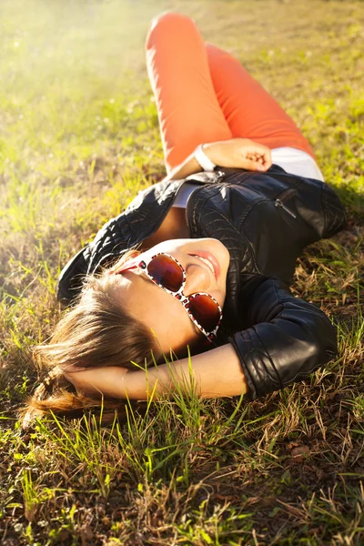 Hermosa chica descansando sobre la hierba — Foto de Stock