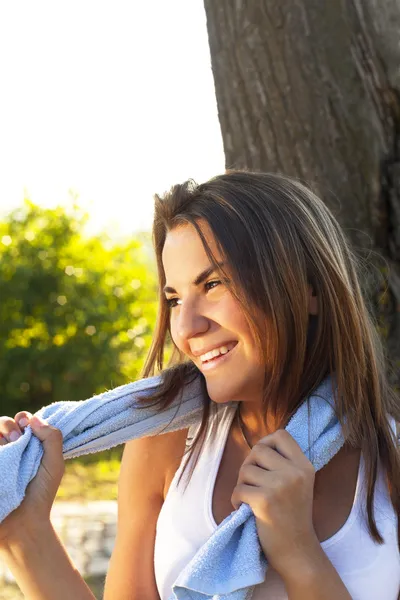 Belleza chica relajante en la naturaleza — Foto de Stock