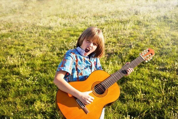 Gitar çalan çocuk. — Stok fotoğraf