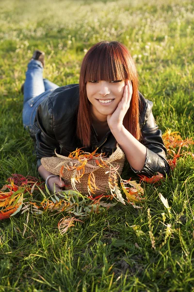 Belleza chica relajante en la naturaleza —  Fotos de Stock