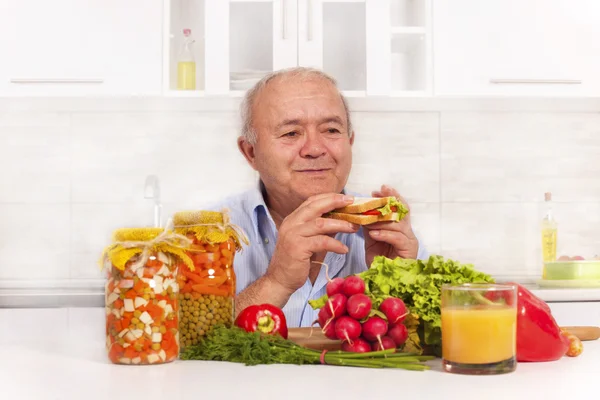 Hombre mayor comiendo dieta saludable —  Fotos de Stock