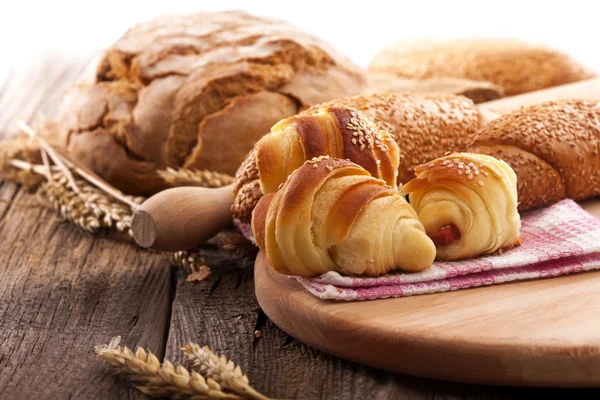 Свежие рулоны и хлеб — стоковое фото