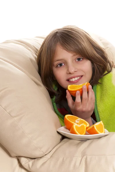 Criança come fruta — Zdjęcie stockowe