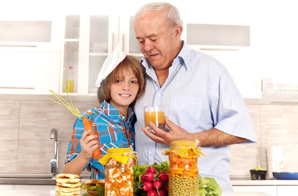 Familie in der Küche — Stockfoto